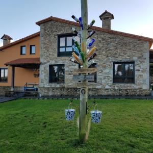 Un palo con dei cestini sopra, davanti a una casa. di Mar y Montaña a Ferrol