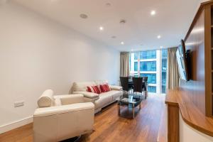 ロンドンにあるCharming 2BR apt in Battersea by Wandsworth Townのリビングルーム(ソファ、テーブル付)