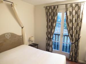 Voodi või voodid majutusasutuse Hostellerie Du Royal Lieu toas