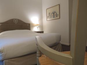 Voodi või voodid majutusasutuse Hostellerie Du Royal Lieu toas