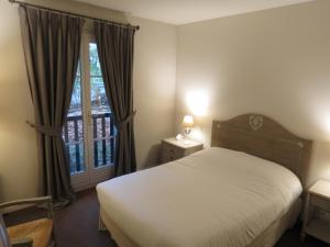 Voodi või voodid majutusasutuse Hostellerie Du Royal Lieu toas