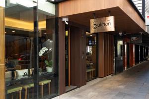 曼谷的住宿－Sukhon Hotel - SHA Plus，书店前方有读太阳的标牌