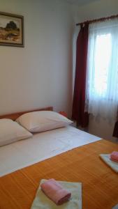 Postel nebo postele na pokoji v ubytování Apartmani Vitković II Cres