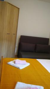 Postel nebo postele na pokoji v ubytování Apartmani Vitković II Cres