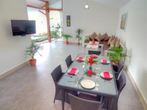 y sala de estar con mesa de comedor y sillas. en KyGunAya Villa en Gili Air