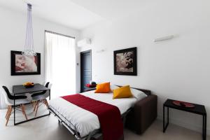 A bed or beds in a room at Acate81 Lifestyle Apartment