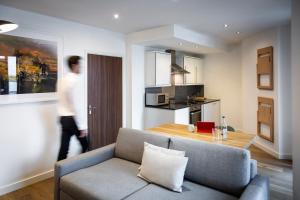 A seating area at Aparthotel Adagio London Brentford 