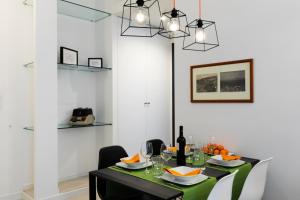 a dining room with a black table with a green table cloth at Acate81 Lifestyle Apartment in Naples