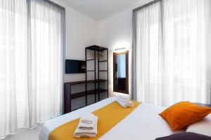 a bedroom with a large bed with towels on it at Acate81 Lifestyle Apartment in Naples