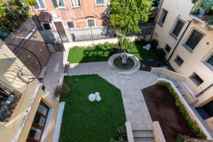 an overhead view of a courtyard in a building with a fountain at Ca' de la Fonte - WENICE Deep Culture in Venice