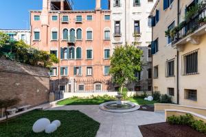 um pátio com uma fonte em frente a um edifício em Ca' de la Fonte em Veneza