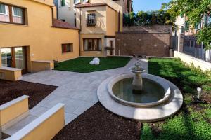 a courtyard with a fountain in the middle of a building at Ca' de la Fonte - WENICE Deep Culture in Venice