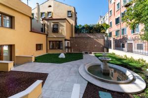a courtyard with a fountain in the middle of a building at Ca' de la Fonte - WENICE Deep Culture in Venice