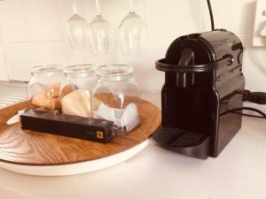 een zwart koffiezetapparaat naast een bord eten bij Courtyard Studio lights and wi fi during load shedding in Stellenbosch