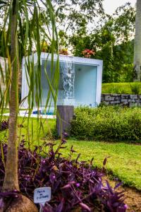 Um jardim em Pousada Maritacas do Sana