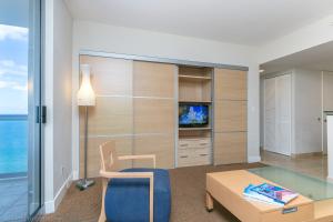 Uma TV ou centro de entretenimento em Sunny Isles ocean view 1 bedroom at Marenas Resort 20th