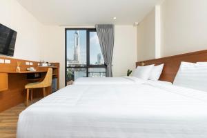 Säng eller sängar i ett rum på Sukhon Hotel - SHA Plus