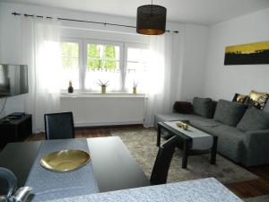 uma sala de estar com um sofá e uma mesa em Unter den Linden em Halbe