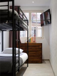 コルマールにあるLes Suites Du Cygneのベッドルーム1室(二段ベッド2台、窓付)が備わります。