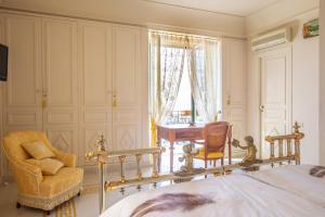 サンタ・フラーヴィアにあるSolemar Sicilia - Casa Porto Bagneraのベッドルーム1室(ベッド1台、椅子2脚、デスク付)
