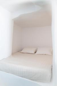 Uma cama ou camas num quarto em Whitedeck Santorini