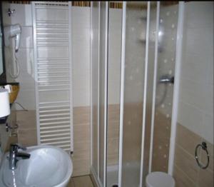 bagno con doccia e lavandino di Hotel La Solitaria a Carlazzo