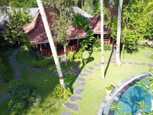 een luchtzicht op een huis met een tuin en een huis bij Villa Sindu Ubud in Ubud