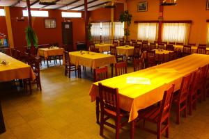 een restaurant met tafels en stoelen met geel tafelkleed bij La Posada del Colca in Chivay