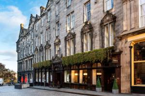 un edificio en una calle con plantas. en Fraser Suites Edinburgh en Edimburgo