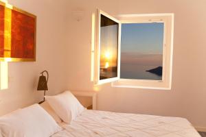 Uma cama ou camas num quarto em Whitedeck Santorini