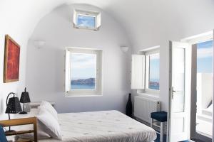 Uma cama ou camas num quarto em Whitedeck Santorini