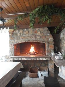 einen Steinkamin mit Kamin in der Unterkunft Otok Krk Apartments in Čižići
