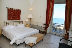 サンタ・マリア・ディ・カステッラバーテにあるPalazzetto Florio 1810のベッドルーム1室(ベッド1台付)が備わります。