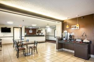 cocina y comedor con mesa y sillas en American inn and suites, en Galesburg