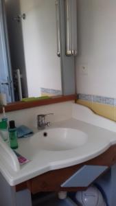 Koupelna v ubytování Résidence Marie Galante Locmaria avec piscine