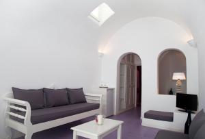 Uma área de estar em Whitedeck Santorini