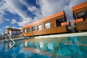 una casa con piscina al lado de un edificio en Casa Vagón Vía Verde de la Sierra, en Olvera
