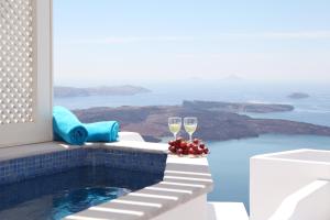 basen z dwoma kieliszkami wina w obiekcie Whitedeck Santorini w Imerovíglion