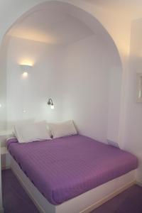 Uma cama ou camas num quarto em Whitedeck Santorini