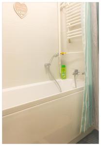 a bathroom with a bath tub and a sink at Apartament Katarzynka Stare Miasto in Toruń