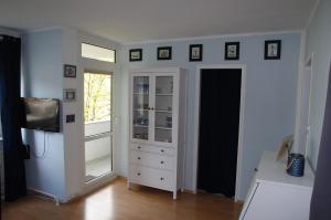 ブレーマーハーフェンにあるB`Havenの白いキャビネットと窓が備わる客室です。