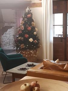 バルデロブレスにあるLastiasのクリスマスツリーを背景にしたリビングルーム