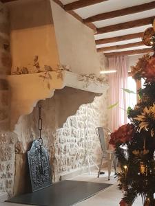 バルデロブレスにあるLastiasのリビングルーム(テーブル、クリスマスツリー付)