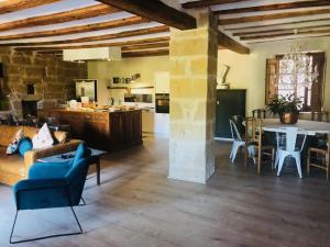 ein großes Wohnzimmer mit Sofa und Tisch in der Unterkunft Lastias in Valderrobres