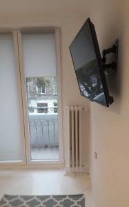 Televízia a/alebo spoločenská miestnosť v ubytovaní Ogrodowa Apartments