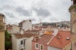 リスボンにあるSpacious Duplex with Terraceの建物や屋根のある街並み