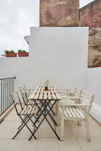 リスボンにあるSpacious Duplex with Terraceの木製テーブルと椅子付きのバルコニー