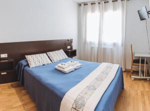 A bed or beds in a room at APARTAMENTOS CASAS NOVAS
