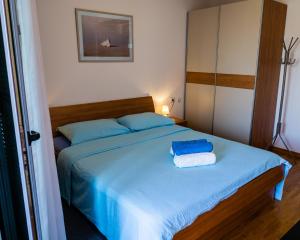1 dormitorio con 1 cama con 2 toallas en APP - 1, en Novigrad Istria
