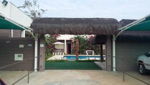 a building with a thatched roof and a swimming pool at Recanto das Termas, Chalés in Termas do Ibirá +61 photos